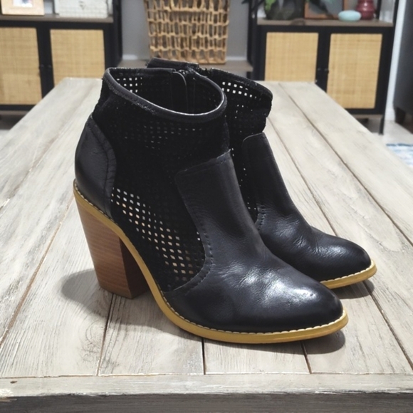 Saks Fifth Avenue Joey Leather Ankle Boots Size 7.5 - Picture 3 of 12